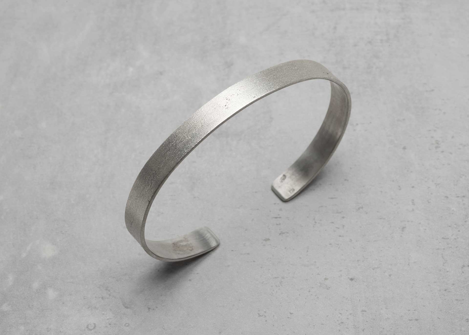 Bransoletka sztywna regulowana przez dogięcie Bransoletka sztywna regulowana przez dogięcie