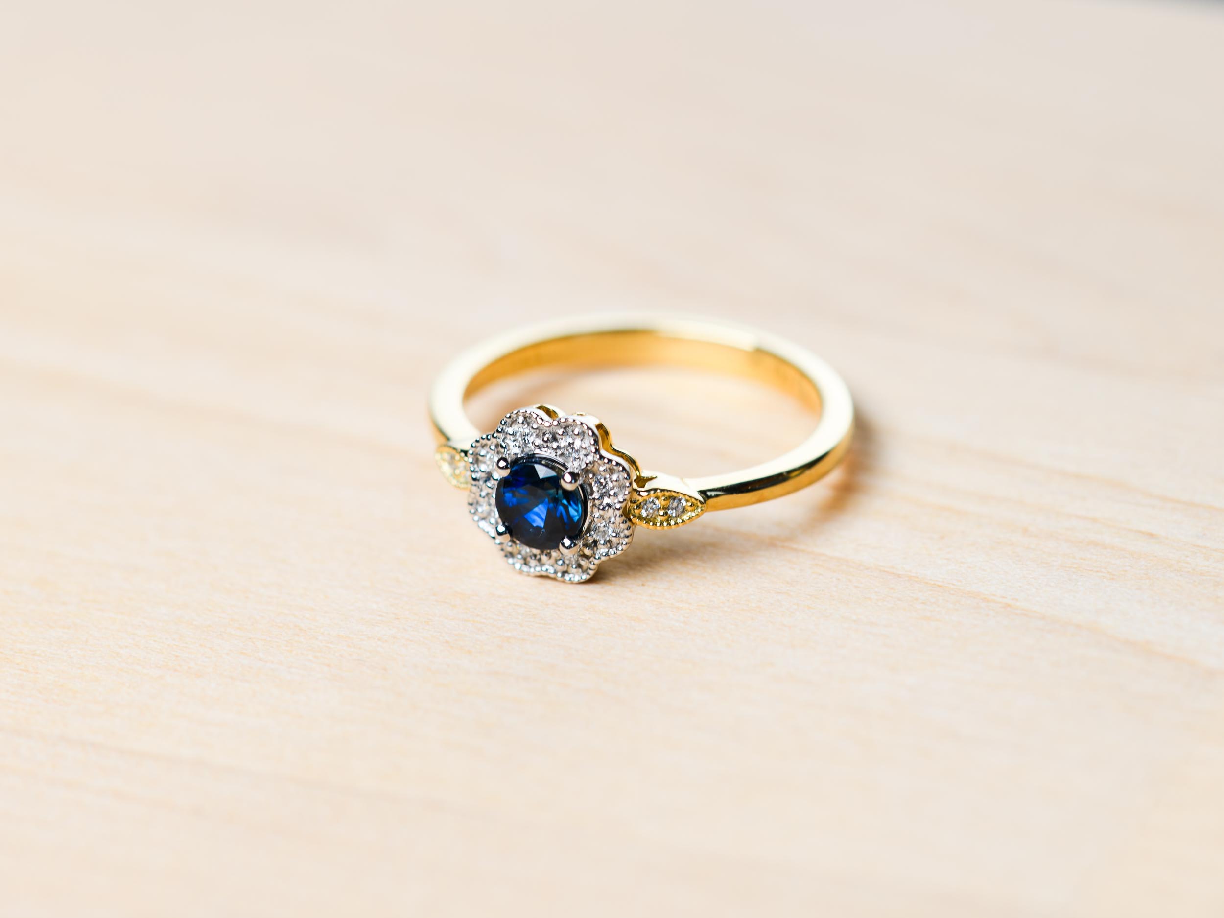 Pierscionek zaręczynowy z szafirem i brylantami Pierscionek zaręczynowy z szafirem i brylantami