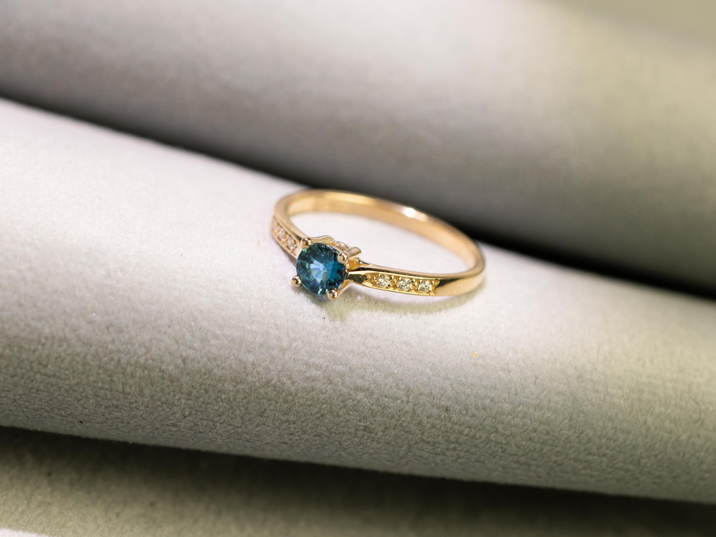 Nieduży pierścionek zaręczynowy z szafirem i brylancikami Nieduży pierścionek zaręczynowy z szafirem i brylancikami